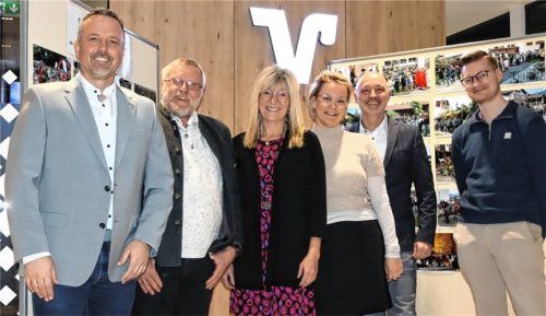 „Das Jahr in unserer Gemeinde“ wurde von (von links) Bürgermeister Max Singer, Peter Strim, Renate Hofmann-Kirner, Eva-Maria Reiter, Geschäftsstellenleiter Harry Weidlich sowie dem Leiter der Kur- und Gästeinformation Raphael Wagner eröffnet. Foto Strim