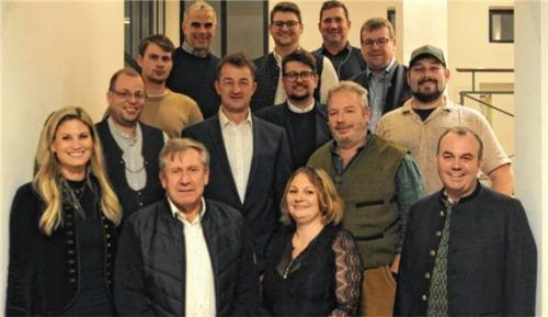 Das Kandidatenteam der CSU: (hintere Reihe, von links) Josef Paul, Alois Pichler, Jörg Wolfrum und Konrad Stuffer; (mittlere Reihe, von links) Thomas Richter, Julian Bröder, Michael Schneebichler, Maximilian Mertens, Michael Wiesböck, Hermann Kruckenhauser sowie (vordere Reihe, von links) Susanne Schörghuber, Wolfgang Sattelberger, Cindy Ametsbichler und Florian Gerthner. Foto re