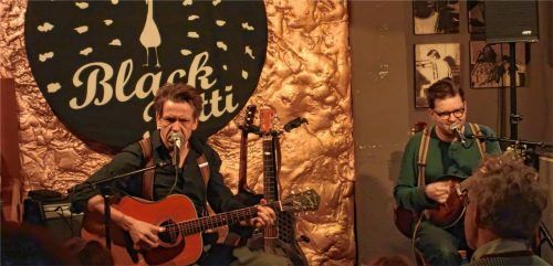 Das „Le Pirate“ war gut gefüllt zum Konzert des Blues-Duos „Black Patti“ mit Peter Crow C. (links) und Jelly Roll Morton. Foto  Friedrich