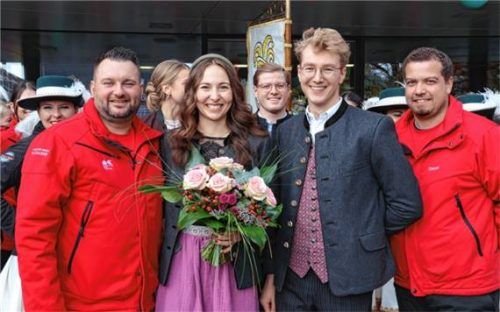 Das Prinzenpaar Lisa Lederer und Marinus Halbig erhält beim Krönungsball die Insignien der Macht.