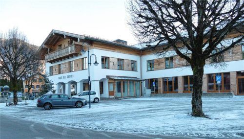 Das Rathausumfeld in Inzell mit dem Parkplatz und dem Pflaster soll im Rahmen des Städtebauprogramms in ein schöneres Licht gerückt werden. Foto Wegscheider