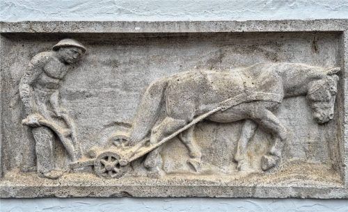 Das Relief der ehemaligen Landwirtschaftsschule in Wasserburg ist noch heute an dem Gebäude zu sehen, in dem einst die Landwirtschaftsschule untergebracht war. Foto Rieger