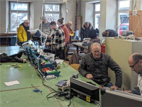 Das Reparaturcafé zog in die Alte Schule Übersee um.Foto re