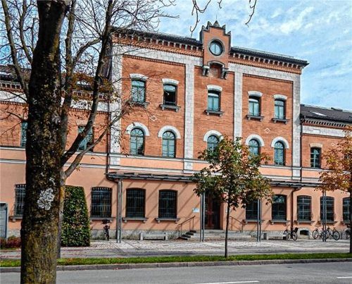 Das Rosenheimer Rathaus erinnert an die Blütezeit der Eisenbahn.Foto Thomae