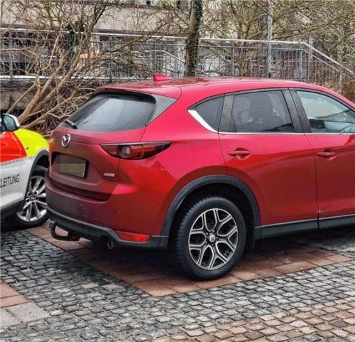 Das rote Auto blockierte am Samstag die Feuerwehrzufahrt. Dem Falschparker droht ein hohes Bußgeld.