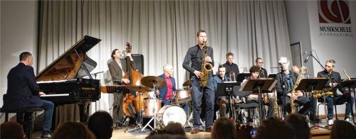 Das „Samerberger Jazzensemble“ rund um Schlagzeuger Michael Keul trat in großer Besetzung auf. Foto friedrich