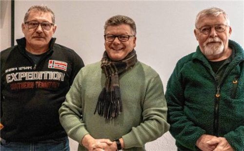 Das sind die Kandidaten der FWG Wössen für die Wahl zum Gemeinderat Unterwössen. Anton F. Steinbacher (Mitte) mit Mayk Weigelt (links) und Herbert Bichler. Foto Flug