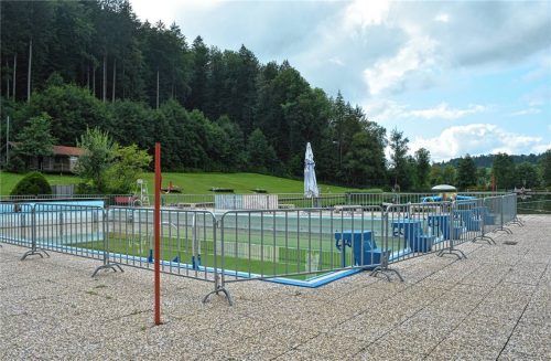 Das Sportbecken war in den vergangenen Jahren nicht mehr nutzbar. Nun soll es saniert werden.Foto Eder