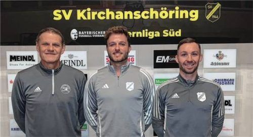 Das SVK-Trainergespann für die Saison 2026/27: Chefcoach Christoph Dinkelbach (Mitte), der spielende Co-Trainer Manuel „Omo“ Omelanowsky (rechts) und Torwarttrainer Roland Schreiner.Foto SV Kirchanschöring