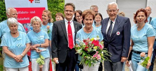 Das Team des Sozialen Arbeitskreises Bruckmühl erfährt innerhalb der BRK-Organisation eine große Wertschätzung. So gratulierten die Rosenheimer BRK-Chefs Freddy Eisner (links) und Manfred Wirth SAK-Leiterin Gabi Sander im Sommer letzten Jahres zum 35-jährigen Vereinsjubiläum.Fotos Neuwirth