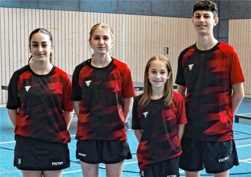 Das Tischtennis-Jugendteam des TSV Chieming feiert in der Landesliga ungeschlagen die Meisterschaft und steigt in die Verbandsliga auf, die höchste Liga im Jugend-Tischtennis. Auf dem Bild: Lina Hakobyan, Johanna Lex, Rosalie Lex und Leonhard Lex (von links).