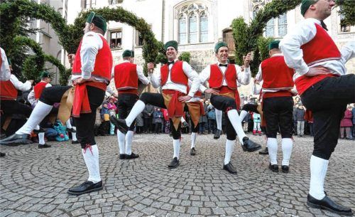 Das Üben hat sich gelohnt: Souverän tanzten die Schäffler bei ihrem ersten Auftritt vor dem Wasserburger Rathaus. Foto Stuffer
