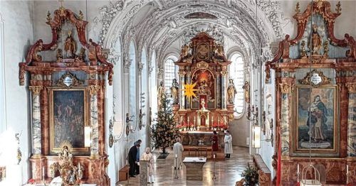 Den festlichen Gottesdienst feierte Pfarrer Thomas Schlichting zusammen mit Hannelore Maurer, Maria Leutgäb und Erwin Brader.Fotos Aerzbäck