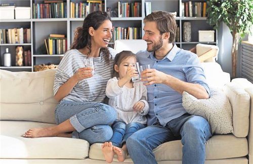 Den Vorsatz, mehr Leitungswasser zu trinken, kann man ganz leicht umsetzen. Trinkwasser aus dem Hahn ist gesund, preiswert und nachhaltig. Foto djd/Forum Trinkwasser/fizkes - stock.adobe.com