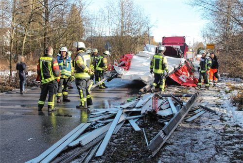 Der Anhänger eines Lkw wurde zerstört. Der Fahrer missachtete die Höhenbegrenzung für die Durchfahrt der Bahnunterführung in Richtung Großkarolinenfeld.Foto  Reisner