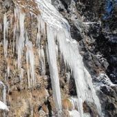 Mannsgroßer Eiszapfen begräbt Sechsjährigen unter sich