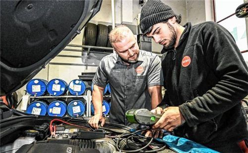 Der Beruf des Kfz-Mechatronikers ist bei Männern auf Platz eins der Rosenheimer Berufswünsche. Foto Sautter