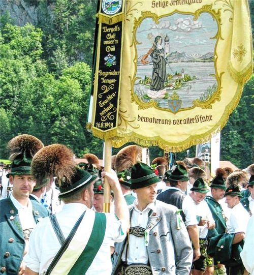 Der Chiemgau-Alpenverband mit seiner 1984 in Bernau geweihten Standarte. Fotos Hötzelsperger