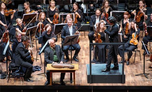 Der Dirigent Beomseok Yi applaudiert dem Zither spielenden Hans Berger.Foto SCheffold Media