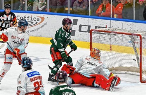 Der einzige Hoffnungsschimmer: Dominik Tiffels (nicht im Bild) trifft hier zum 1:2-Anschluss der Starbulls.Foto Hans-Jürgen Ziegler