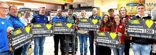 Der Erlös der Tombola in Höhe von insgesamt 15.000 Euro wurde von Georg Scherer und Georg Scherer junior mit großer Freude in sechs Beträgen zu je 2.500 Euro an die Vertreter der regionalen Sportvereine aus Tacherting (von links), Trostberg, Gars, Waldhausen, Schnaitsee und Engelsberg übergeben. Foto Unterforsthuber