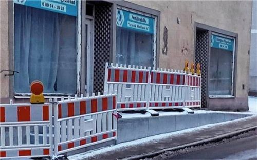 Der Gehweg in der Trostberger Straße ist jetzt sicher. Die Barken sichern noch ab, bis das Geländer fertig ist.