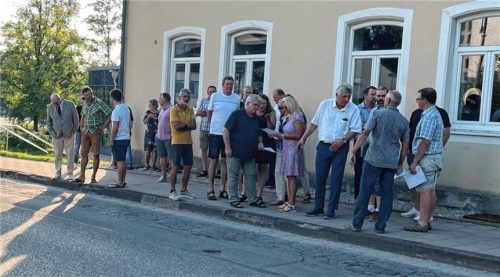 Der Gemeinderat machte sich bei einer Ortsbegehung vom Straßenzustand selbst ein Bild.