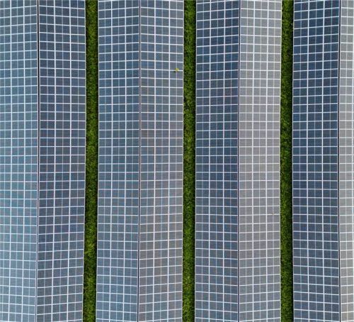 Der geplante Solarpark der Firma „EHG Dienstleistung GmbH“ auf einer ehemaligen Kiesgrube bei Aberg macht den nächsten Verfahrensschritt: Nach Abschluss der Öffentlichkeits- und Behördenbeteiligung werden die Planungsunterlagen für den Flächennutzungsplan und vorhabenbezogenen Bebauungsplan nun überarbeitet (Symbolbild). Foto dpa