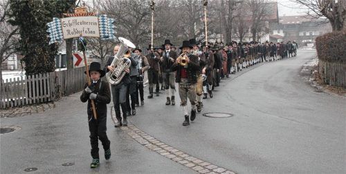 Der Kirchenzug des Nußdorfer Schiffleutvereins zieht, angeführt von Blaskapelle und Prozessionsstangen, zur Pfarrkirche St. Leonhard.Foto  Steffenhagen