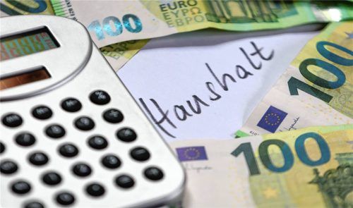 Der Markt Grassau will im Jahr 2026 trotz schwieriger Haushaltslage wichtige Bauprojekte, Sanierungen und Veranstaltungen fortführen. Foto dpa