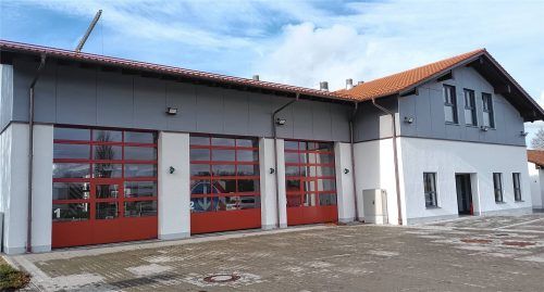 Der Neubau ergänzt das bestehende Gebäude. Der Umzug der Einsatzkräfte in den Erweiterungsbau erfolgte im Mai 2025. Ab da wurde der Altbau saniert, der ab Februar 2026 genutzt werden kann. Fotos FF Ampfing
