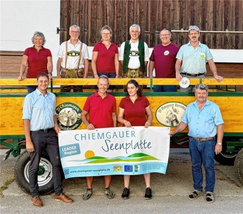 Der neue Leutwagen – stolz präsentiert von Vertretern der Rosserer, des Trachtenvereins, des Fördervereins der Dorfgemeinschaft Breitbrunn/Gstadt, der Kommunen Übersee, Pittenhart und Breitbrunn sowie der LAG Chiemgauer Seenplatte. Foto Gemeinde Breitbrunn