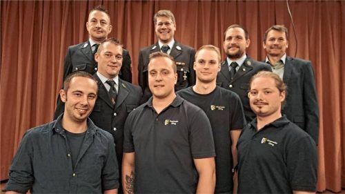 Der neue Vorstand der Feuerwehr Obing stellt sich vor: (vorne, von links) Zweiter Vorsitzender Michael Rothmayer, Vorsitzender Dominik Baumann, Schriftführer Korbinian Thurner sowie (zweite Reihe, von links) Fähnrich Christoph Maier, Zweiter Fähnrich Lukas Lademann sowie (dritte Reihe, von links) Kommandant Alexander Ullrich, Zweiter Kommandant Andreas Voderhuber, Kassier Max Hamm und Bürgermeister Sepp Huber. Foto Künzner-Hingerl