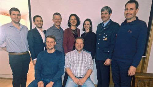 Der neue Vorstand: (hinten von links) Kassier Stefan Schwaller, Schriftführer Julian Schwalller, Zweiter Vorsitzender Martin Singer, Vorsitzende Katharina Raß, Jugendwartin Elisabeth Lind sowie die Revisoren Andreas Lindl und Hubert Schlosser mit (vorne von links) Zweitem Kommandant Alexander Pritzel und Kommandant Felix Schwaller junior. Fotos Hecht