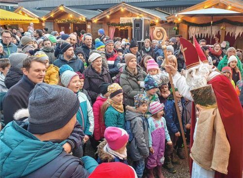 Der Nikolaus besuchte den Christkindlmarkt in Feldkirchen am 6. Dezember und beschenkte rund 250 Kinder. Foto Weber