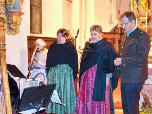 Der Obersiegsdorfer Dreigesang mit Theresa Mader bei „Still o Himmel“.Foto  Krammer
