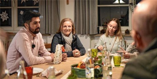 Der Rosenheimer Geldverstecker „Robin Hood“ besuchte mit Politiker Abuzar Erdogan (links) das Kinderheim „Schöne Aussicht“. Fotos Perkusic