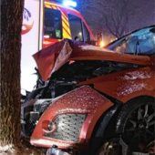 Bei glatter Straße in Baum gefahren