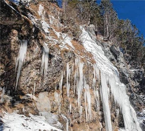 Der sechsjährige Bub wurde nach dem Unfall am Arzmooser Wasserfall im Gemeindegebiet Flintsbach in die Klinik nach Murnau geflogen.Foto BergwachtBrannenburg