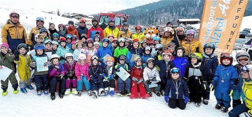 Der Ski-Nachwuchs beim erfolgreichen Skikurs des TSV Schnaitsee am Kessellift in Inzell. Foto Unterforsthuber