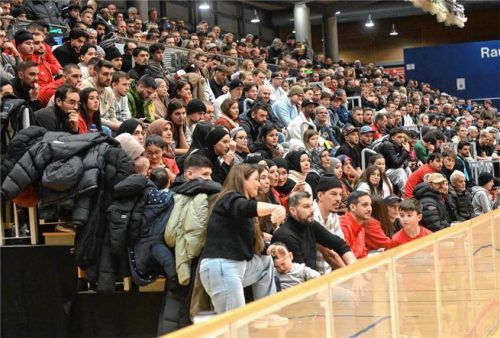 Der Sparkassenpokal zieht: Die Tribüne war wieder voll besetzt.Foto Franz Ruprecht