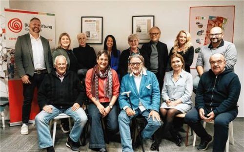 Der Stifterrat und der Vorstand der Bürgerstiftung Rosenheim: Obere Reihe (von links) Christian Hlatky, Viktoria Pertl, Cornelia Gromann, Sylvia Schmidt, Almuth Aicher, Dr. Thomas Huber, Lea Mutzbauer und Mikail Akgül. Untere Reihe: (von links) Franz Gößl, Carola Nick, Michael Fraenkel, Heide Beck und Karl-Heinz Brauner. Foto re
