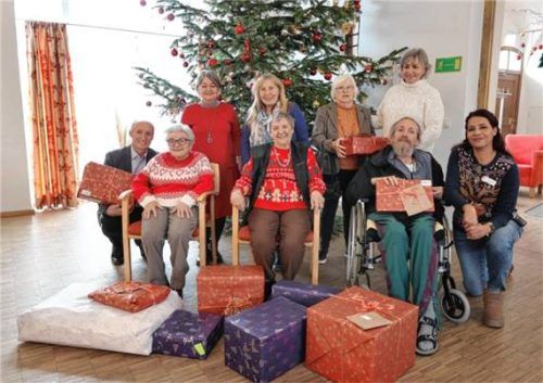 Der Verein „Lichtblicke Mühldorf am Inn“ verteilte Weihnachtsgeschenke an bedürftige Senioren des Altenheims Mühldorf. Foto re