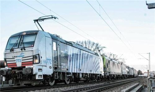Der verunglückte Güterzug: Ein Waggon war aus den Gleisen gesprungen. Mittlerweile kann die Zugstrecke zwischen Rosenheim und Kufstein wieder einseitig befahren werden. Foto Reisner