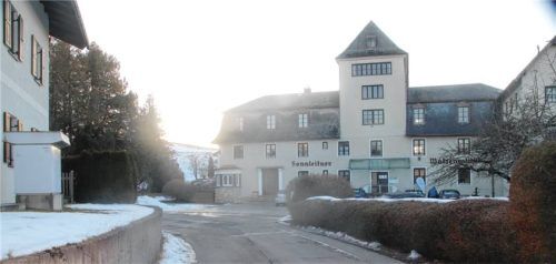 Der vorhabenbezogene Bebauungsplan „Seniorenzentrum Chieming“ stand auf der Tagesordnung des Gemeinderats. Bedenken von Nachbarn kamen wegen der engen und kurvigen Zufahrt vor der Walzmühle, die ohne Bürgersteig ist.Fotos  Zandl
