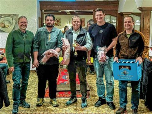 Der Vorsitzende im Verein D‘ Achentaler, Otto Dufter (von links), freute sich mit den Siegern. Filip Bileki erreichte den dritten Platz, Reinhard Kurz-Hörterer blieb Sieger, dicht gefolgt von Felix Gropper. Und Siegfried Kurz-Hörterer freute sich über den Schneiderpreis. Foto Flug