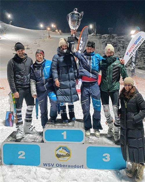 Der WSV Oberaudorf dominierte die „Nacht der Geschwindigkeit“ am Hocheck und gewann auch den neu geschaffenen Hannes-Rechenauer-Memorial-Award: (von rechts) Ursula Rechenauer mit Johannes Hirnböck, Kathrin Heumann, Lina Schlosser, Luis Widmesser und Vinzent Graf. Foto Privat