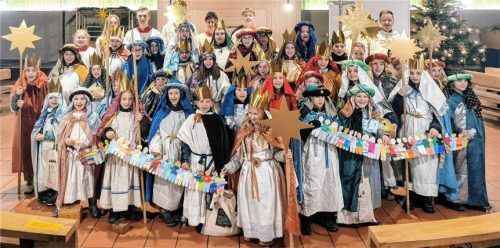 Die 57 Sternsinger zogen gegen Kinderarbeit um die Häuser. Foto re