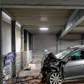 In Parkhaus frontal gegen Mauer geprallt