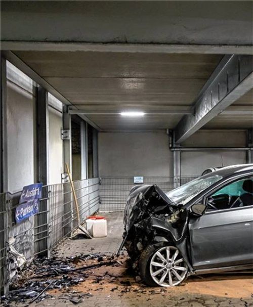 Die 83-Jährige prallte mit ihrem VW Passat frontal gegen eine Wand des Parkhauses.Foto m.Benje